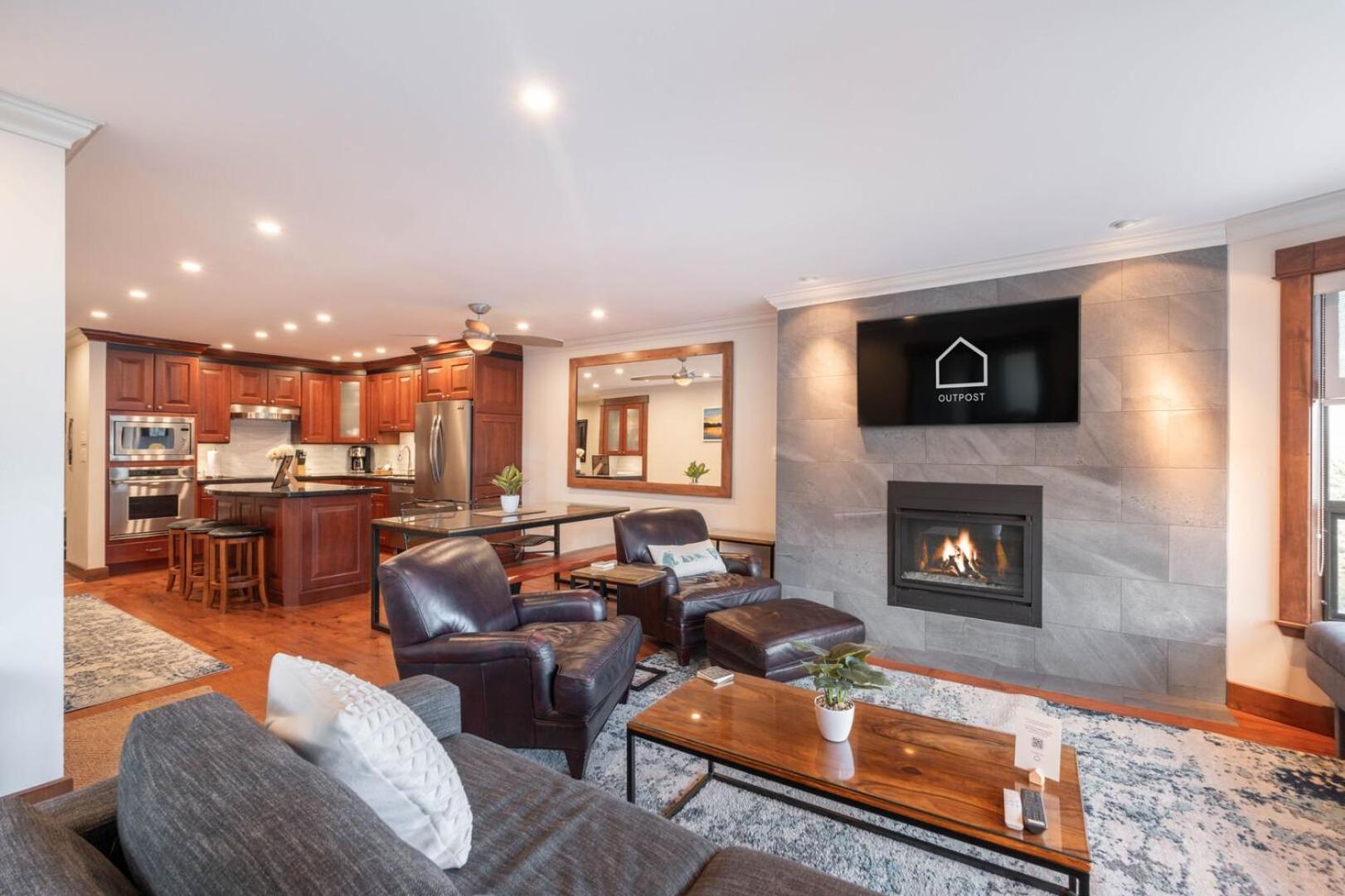 Greyhawk By Outpost Whistler Villa Ngoại thất bức ảnh